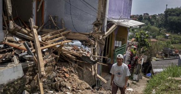 Kerusakan 10 Rumah Akibat Pergerakan Tanah di Cimahi